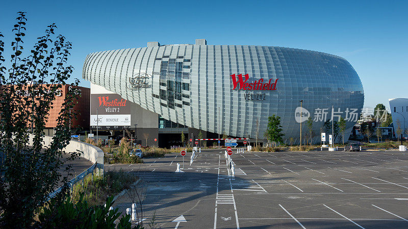 Westfield Velizy 2区域购物中心的外景。2019年翻新的购物中心是法国最大的购物中心。里面有电影院、餐馆和商店。它由Unibail-Rodamco-Westfield管理